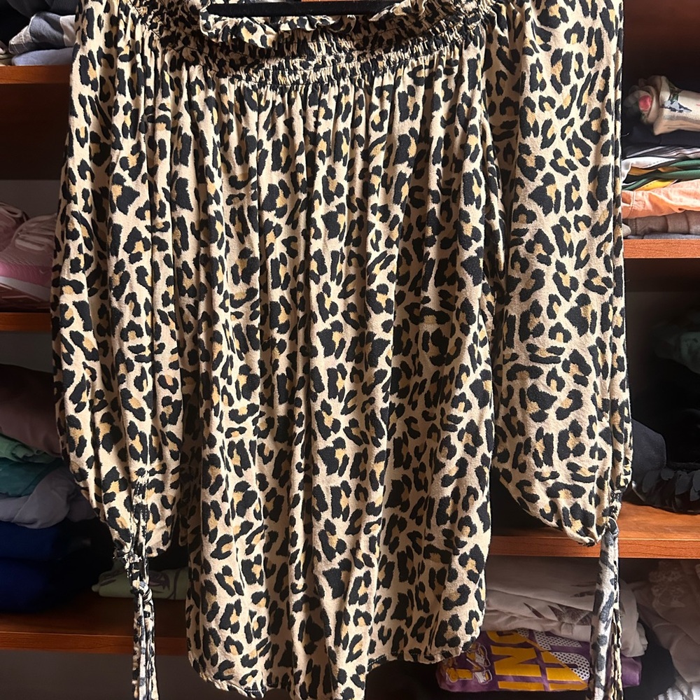 Chic Leopard Print Top - Picture 3 of 5